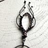Handgemaakte kwallenketting met zwart glas en zwart gepatineerd koper
