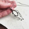 Handgemaakte kwallenketting met zwart glas en zwart gepatineerd koper
