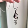 Handgemaakte kwallenketting met zwart glas en zwart gepatineerd koper