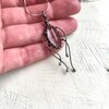 Handgemaakte kwallenketting met zwart glas en zwart gepatineerd koper