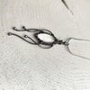 Handgemaakte kwallenketting met zwart glas en zwart gepatineerd koper