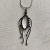 Handgemaakte kwallenketting met zwart glas en zwart gepatineerd koper