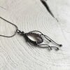 Handgemaakte kwallenketting met zwart glas en zwart gepatineerd koper