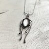Handgemaakte kwallenketting met zwart glas en zwart gepatineerd koper