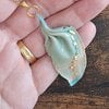 Handgemaakte licht turquoise hanger van klei - boho statement ketting - speciaal verjaardagsgeschenk vriendin