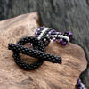 Handgemaakte Miyuki kralenketting met bladeren – zwart, wit en paars | Statement ketting