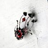 Handgemaakte paddenstoelenbroche met rood glas en zilverkleurig koper