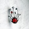 Handgemaakte paddenstoelenbroche met rood glas en zilverkleurig koper