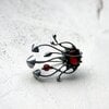 Handgemaakte paddenstoelenbroche met rood glas en zilverkleurig koper