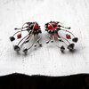 Handgemaakte paddenstoelenbroche met rood glas en zilverkleurig koper