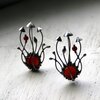 Handgemaakte paddenstoelenbroche met rood glas en zilverkleurig koper