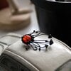 Handgemaakte paddenstoelenbroche met rood glas en zwart gepatineerd koper