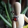 Handgemaakte paddenstoelenbroche met rood glas en zwart gepatineerd koper