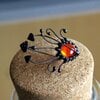 Handgemaakte paddenstoelenbroche met rood glas en zwart gepatineerd koper