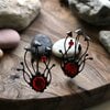 Handgemaakte paddenstoelenbroche met rood glas en zwart gepatineerd koper