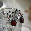 Handgemaakte paddenstoelenbroche met rood glas en zwart gepatineerd koper