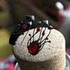 Handgemaakte paddenstoelenbroche met rood glas en zwart gepatineerd koper
