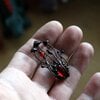 Handgemaakte paddenstoelenbroche met rood glas en zwart gepatineerd koper