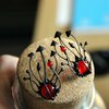 Handgemaakte paddenstoelenbroche met rood glas en zwart gepatineerd koper