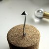 Handgemaakte paddenstoelenbroche van zilverkleurig koper en tinlegering
