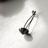 Handgemaakte paddenstoelenbroche van zilverkleurig koper en tinlegering