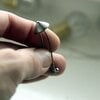 Handgemaakte paddenstoelenbroche van zilverkleurig koper en tinlegering