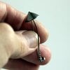 Handgemaakte paddenstoelenbroche van zilverkleurig koper en tinlegering