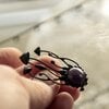 Handgemaakte paddenstoelenclusterbroche met amethist en zwart gepatineerd koper