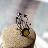 Handgemaakte paddenstoelenclusterbroche met geel glas en zwart gepatineerd koper