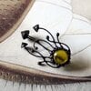 Handgemaakte paddenstoelenclusterbroche met geel glas en zwart gepatineerd koper
