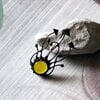 Handgemaakte paddenstoelenclusterbroche met geel glas en zwart gepatineerd koper