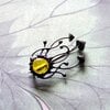 Handgemaakte paddenstoelenclusterbroche met geel glas en zwart gepatineerd koper
