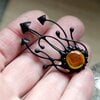 Handgemaakte paddenstoelenclusterbroche met geel glas en zwart gepatineerd koper