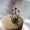 Handgemaakte paddenstoelenclusterbroche met geel glas en zwart gepatineerd koper