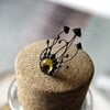 Handgemaakte paddenstoelenclusterbroche met geel glas en zwart gepatineerd koper