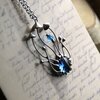 Handgemaakte paddenstoelenclusterketting met blauw glas en zilverkleurig koper