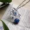 Handgemaakte paddenstoelenclusterketting met blauw glas en zilverkleurig koper