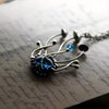 Handgemaakte paddenstoelenclusterketting met blauw glas en zilverkleurig koper