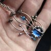 Handgemaakte paddenstoelenclusterketting met blauw glas en zilverkleurig koper