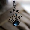 Handgemaakte paddenstoelenclusterketting met blauw glas en zilverkleurig koper