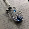 Handgemaakte paddenstoelenclusterketting met blauw glas en zilverkleurig koper