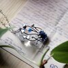 Handgemaakte paddenstoelenclusterketting met blauw glas en zilverkleurig koper