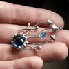 Handgemaakte paddenstoelenclusterketting met blauw glas en zilverkleurig koper