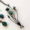 Handgemaakte paddenstoelenclusterketting met blauw glas en zwart gepatineerd koper