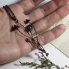 Handgemaakte paddenstoelenclusterketting met blauw glas en zwart gepatineerd koper