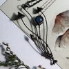 Handgemaakte paddenstoelenclusterketting met blauw glas en zwart gepatineerd koper