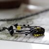 Handgemaakte paddenstoelenclusterketting met geel glas en zwart gepatineerd koper