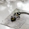 Handgemaakte paddenstoelenclusterketting met geel glas en zwart gepatineerd koper