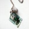 Handgemaakte paddenstoelenclusterketting met groen glas en zilverkleurig koper