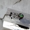 Handgemaakte paddenstoelenclusterketting met groen glas en zilverkleurig koper